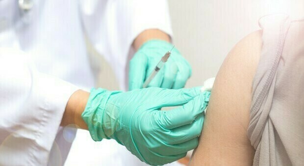 Coronavirus, i volontari del vaccino di Moderna: «Con la seconda dose sembra di morire»
