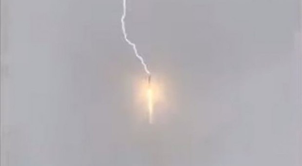 Il razzo russo Soyuz colpito da un fulmine durante il lancio