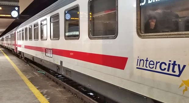 Treni, nuove fermate a Loreto per l'estate: ecco i nuovi orari. Monsignor Dal Cin: «Due Intercity Roma-Ancona»