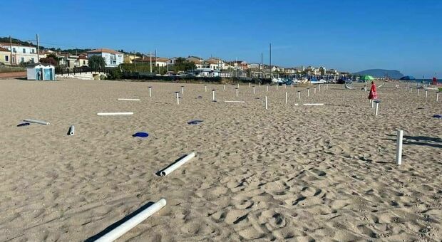 Raid nella spiaggia libera a Potenza Picena, i vandali distruggono i supporti per gli ombrelloni installati dal Comune