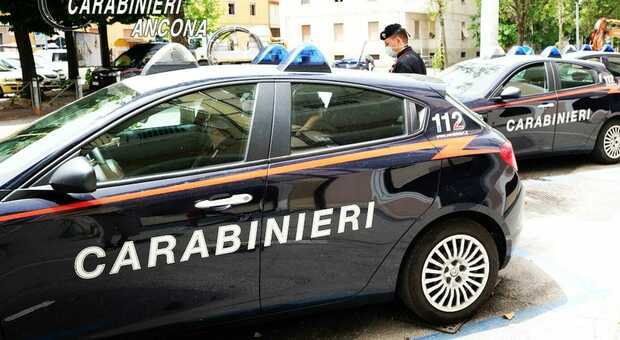 Adescava e ricattava donne con foto hard: finto poliziotto arrestato dai veri carabinieri