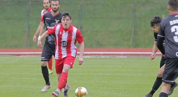 Alessandro Di Renzo, 20 anni, terzino sinistro del Matelica, in azione domenica scorsa a Macerata nel derby contro il Fano
