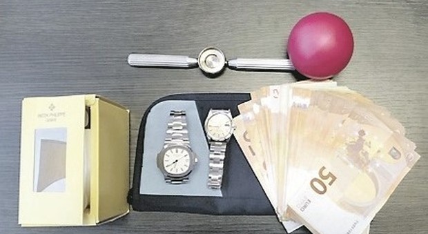 Pesaro, ha in tasca due orologi di lusso fasulli e migliaia di euro: denunciato pizzaiolo