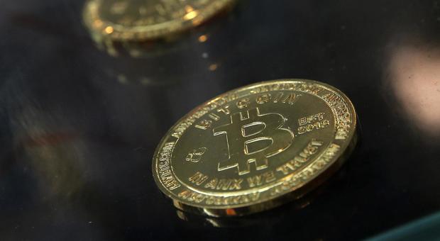 Bitcoin da record, sfiora i 19mila dollari. Ma è allarme 'bolla' speculativa