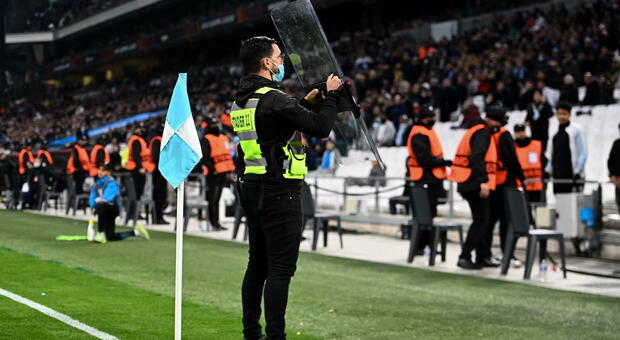 Marsiglia-Lazio, tifosi francesi lanciano oggetti in campo: Luis Alberto batte un corner protetto dalla polizia