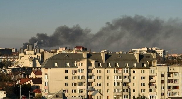Ucraina diretta: bombardamenti a Lugansk, sirene in molte città, incendio a Kharkiv. Gli Usa: minaccia nucleare se la guerra si trascina