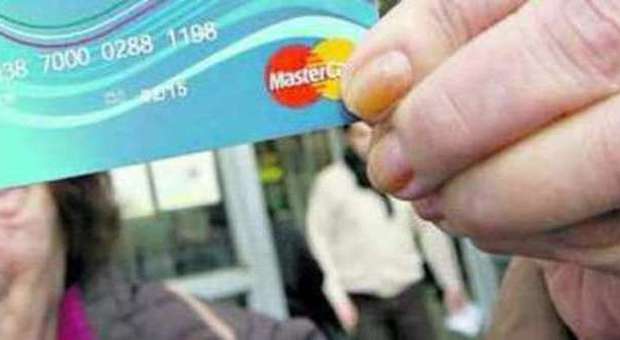 Manovra, arriva la card per famiglie povere "Bonus da 80-120 euro pro capite"