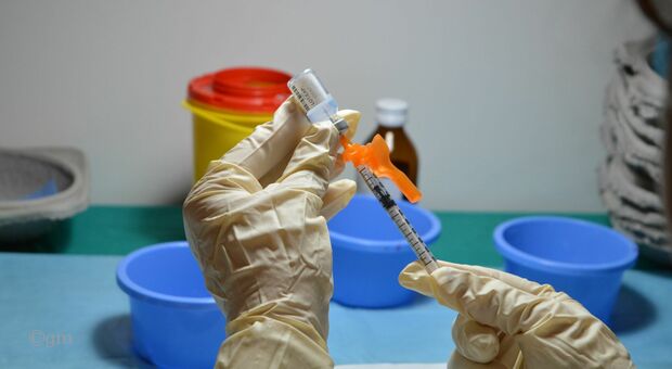 Marche, il virus non molla: sono 871 i nuovi contagi nelle ultime 24 ore. Le fasce di età e le province dove colpisce di più