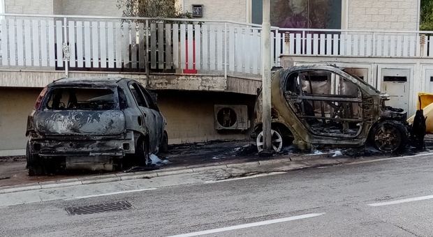 Sant'Elpidio a Mare, incendio nella notte: le fiamme inceneriscono due auto e ne danneggiano una terza