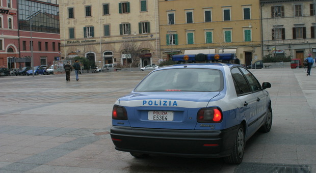 Una pattuglia della polizia in piazza Pertini ad Ancona
