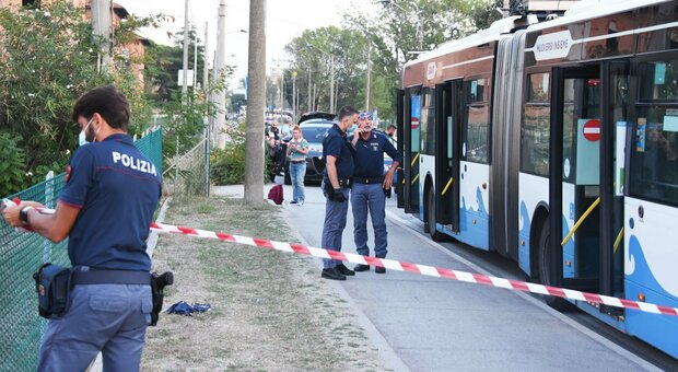 Coltellate sul bus a Rimini, tra le vittime del somalo c'è anche una donna marchigiana