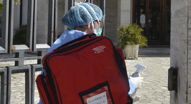 Tamponi all'ospedale San Salvatore: primi operatori sanitari positivi ai test