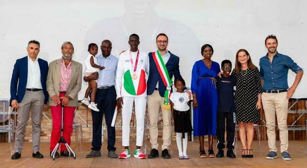 Ndiaga Dieng "Cenga" con i famigliari e il sindaco