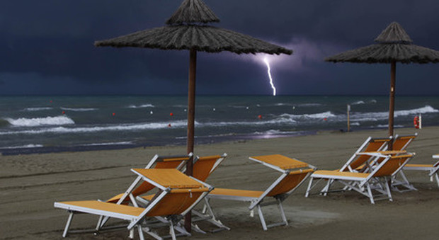 Fulmine in spiaggia a Cosenza, feriti due fratelli: uno è gravissimo