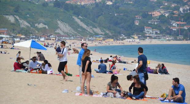 Turismo, i protocolli condivisi insieme a Emilia Romagna e Abruzzo: spiagge libere, tutti a due metri