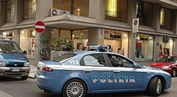 Ancona, portafoglio trovato in strada Pieno di soldi, restituito da 2 giovani