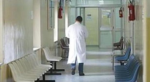 Un medico in un ambulatorio del Servizio sanitario nazionale