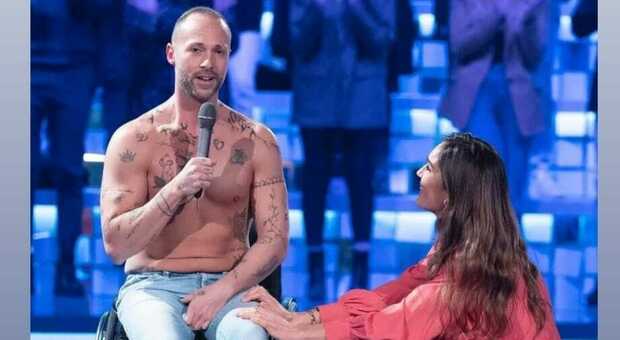 Ivan Cottini, il ballerino con la sclerosi multipla, emoziona Silvia Toffanin sul palco di Verissimo: «Ho un sogno: tornare a danzare ad Amici»