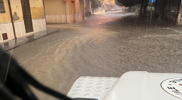 Sicilia, tromba d'aria e strade allagate: famiglie bloccate e scuole chiuse