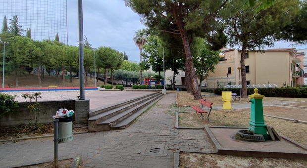 San Benedetto, la protesta dei residenti: «Chiudono il parco alle 21 così i balordi bivaccano sereni»