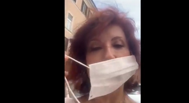 Alda D'Eusanio multata per la mascherina rotta, lo sfogo su Instagram: «Detenuta in piazza»