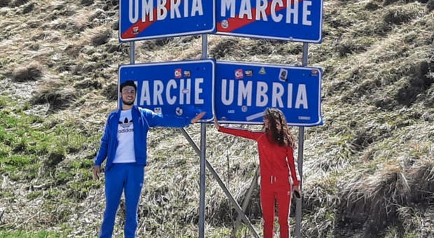 Fidanzati si incontrano dopo 2 mesi al confine Umbria-Marche tra baci e selfie