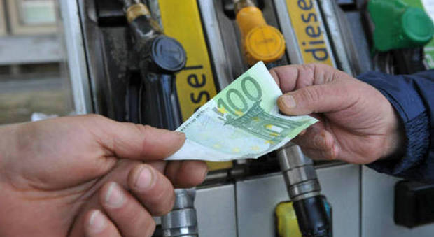 Benzina, salasso alla pompa per gli italiani: in primi 5 mesi spesi 23,6 mld di cui 14,4 mld vanno a fisco