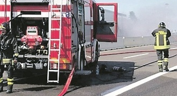 Pesaro, frenata improvvisa e lo pneumatico del camion prende fuoco: paura sull'autostrada