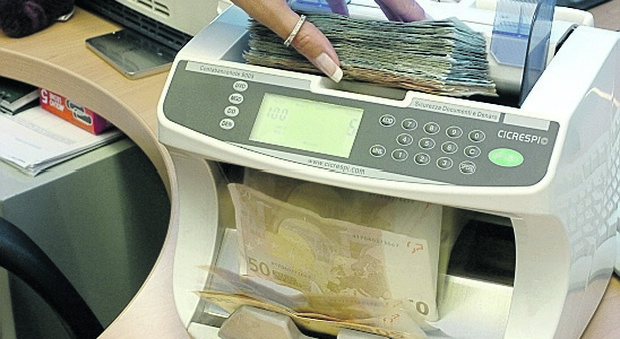 Una macchina conta-banconote in un istituto di credito