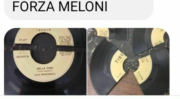 Spezza il disco di Bella Ciao e insulta Matteo Ricci sui social: «Quando ti cacciano da Pesaro canterai giovinezza, forza Meloni»