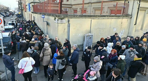 Passaporti nel caos, mesi di attesa in tutta Italia (anche per un appuntamento): 80mila viaggi saltati. Cosa sta succedendo
