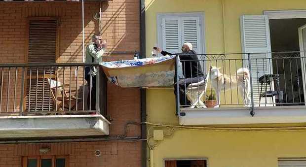 Tra due balconi il pranzo è a distanza: così Porto San Giorgio batte il Coronavirus