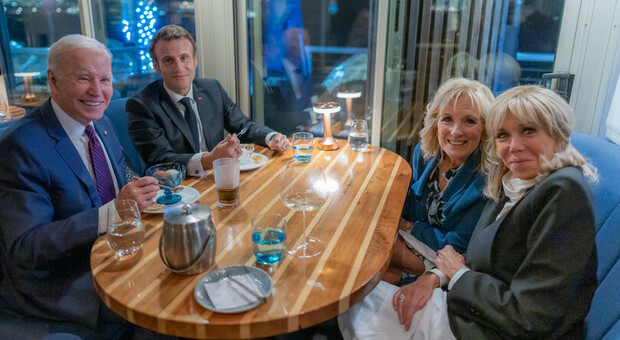 I presideni Biden e Macron e le first lady a cena nel ristorante dello chef osimano Fabio Trabocchi