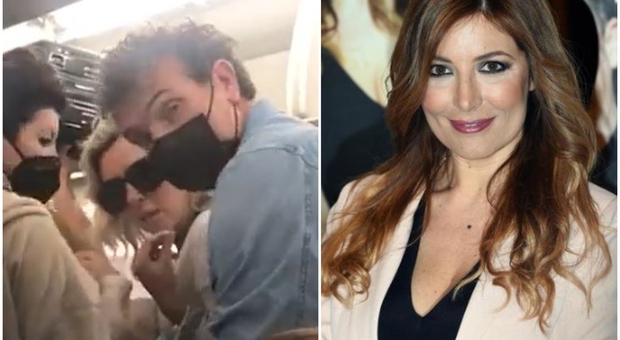 Selvaggia Lucarelli, il video della lite in aereo con la passeggera senza mascherina "non state zitti"