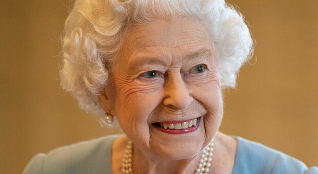La regina Elisabetta compie 96 anni. Per festeggiare vola in elicottero a Sandringham: «La casa preferita di Filippo»