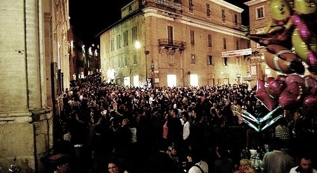 Folla nel centro di Urbino