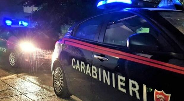 Furto di un portafoglio in un auto, i carabinieri scovano i due ladri: hanno 35 e 44 anni