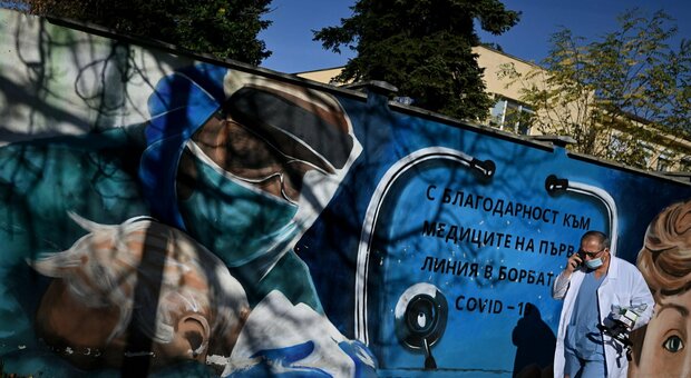 Un murale a Sofia, di ringraziamento ai medici impegnati nella lotta al covid. La Bulgaria è il paese con il più alto tasso di mortalità al mondo