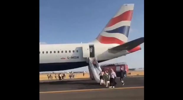 Il motore dell'aereo British Airways s'incendia: fumo e terrore nella cabina, atterraggio d'emergenza