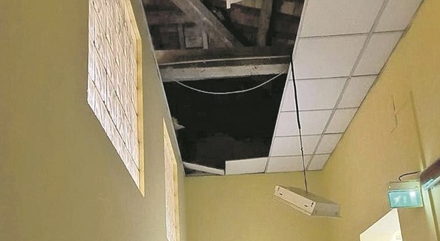 Choc alla casa di riposo: crolla il soffitto e piove nella mensa, anziani feriti