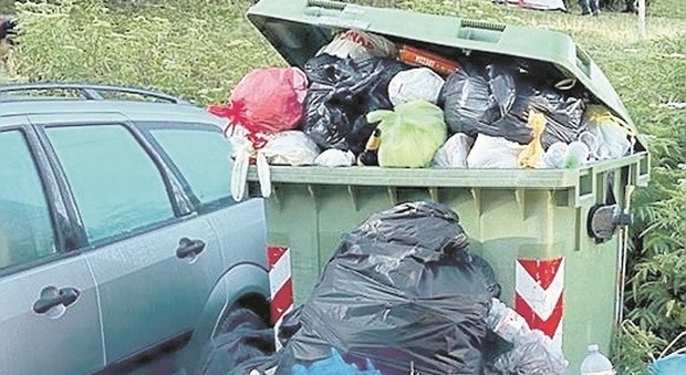 Frontone, week end da tutto esaurito sul Catria, ma ci sono anche gli incivili: rifiuti ovunque