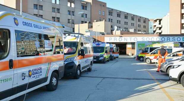Positivo al Covid fugge dall'ospedale: 87enne acciuffato dai carabinieri a piedi sulla variante