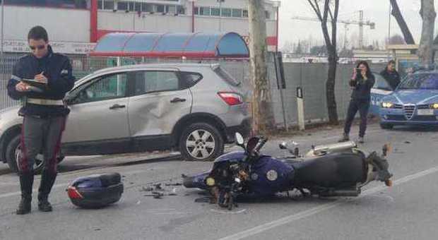 Incidente davanti al Brico Motociclista ferito a Castelferretti