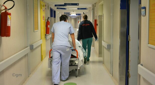Molti infermieri lasciano Torrette per cercare un posto fisso altrove