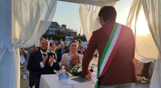 Sara e Riccardo: matrimonio in spiaggia primo sì a Porto Potenza Picena. E tanti altri si sono messi in lista
