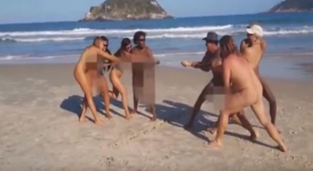 Olimpiadi nude, gli atleti si spogliano e gareggiano sulla spiaggia di Rio