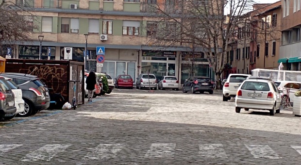 Pesaro, residenti e attività su piazzale Primo Maggio: «Questo è il luogo del degrado negozi chiusi per disperazione»