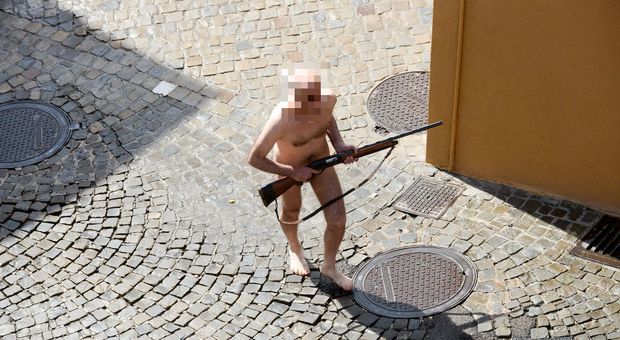 Uomo nudo armato di fucile si barrica in casa Minacciava di sparare, bloccato dai carabinieri
