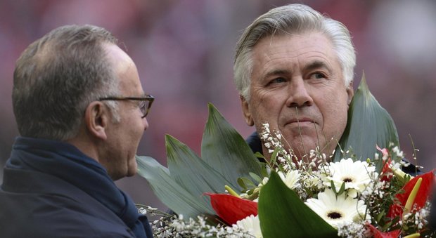 Il Bayern ne fa 8 all'Amburgo Ancelotti festeggia 1.000 panchine