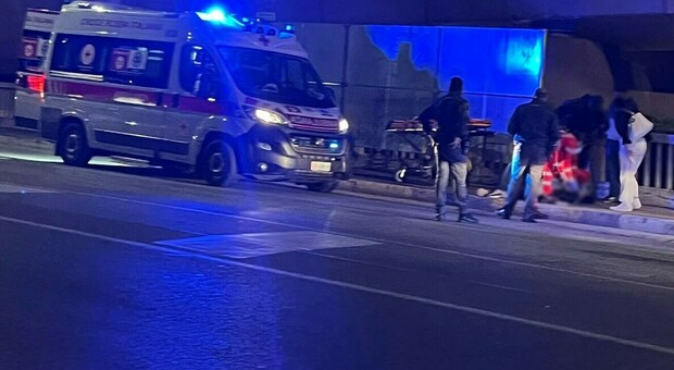 Ancona, 25enne aggredito agli Archi. Lo trova a terra un vigilante, scatta la corsa in ospedale